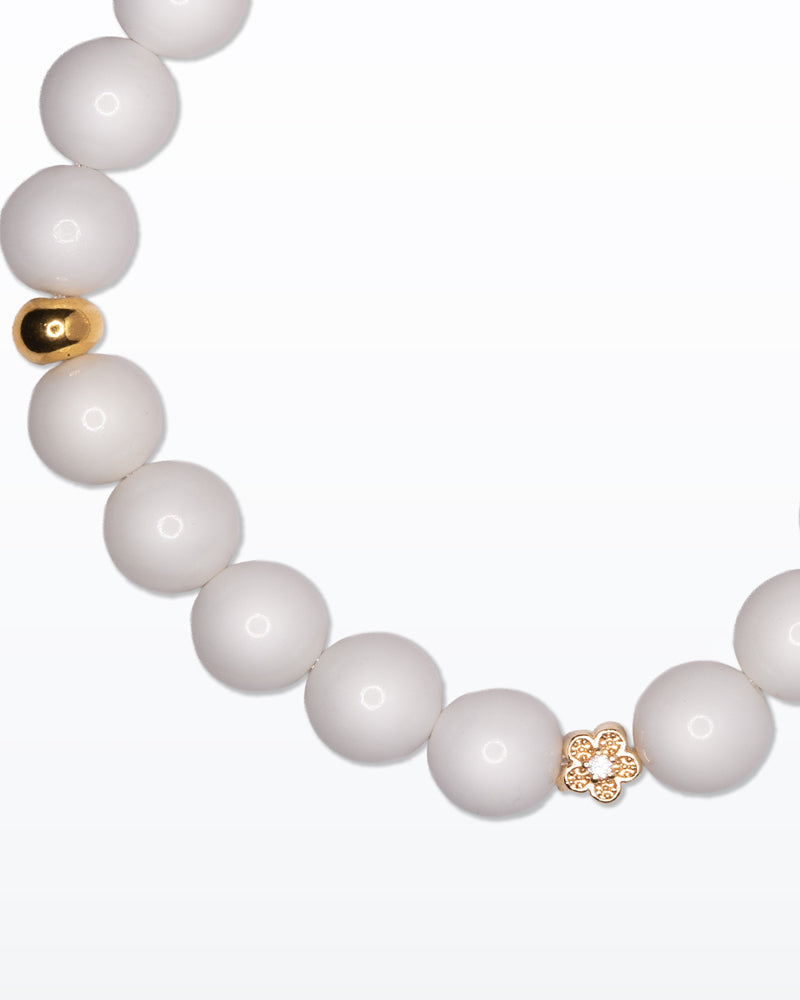 Bianco Fiore – Bracciale con perle e fiore dorato